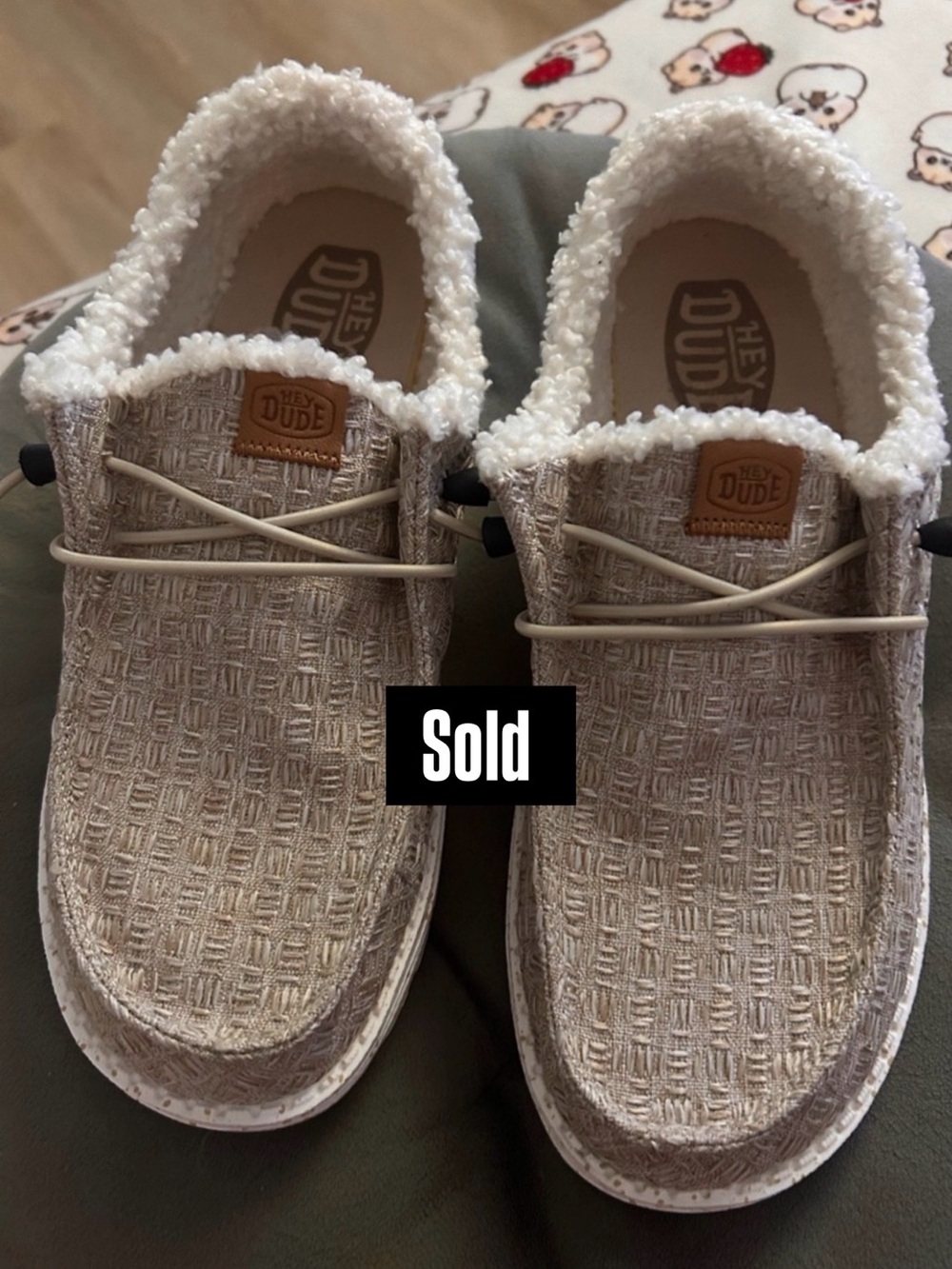 New Hey Dude Women's Slip-On Shoes in Light Beige with Cream Sherpa Trim 8